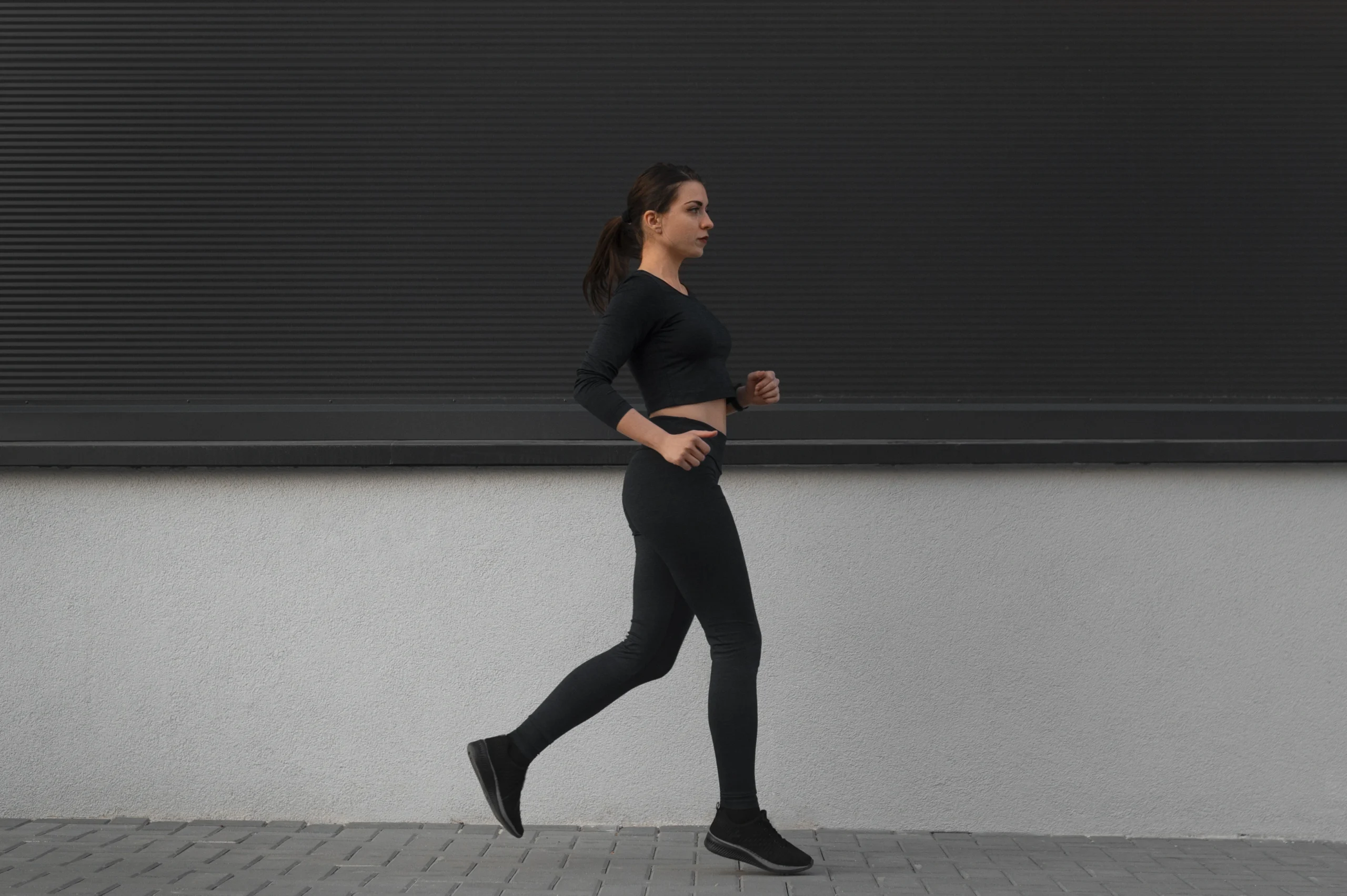 celana jogger dan baju croptop untuk olahraga