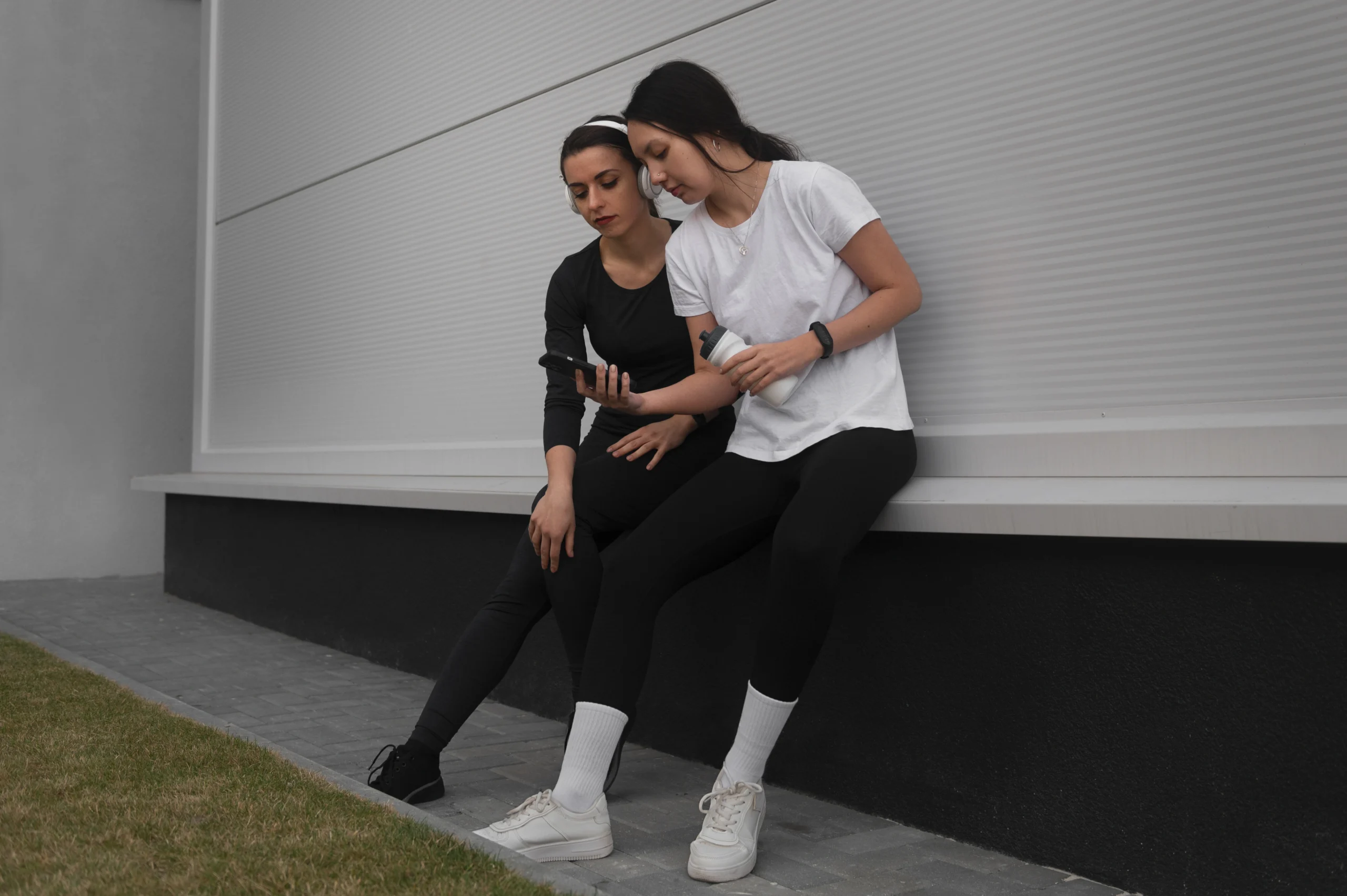 wanita memakai baju olahraga