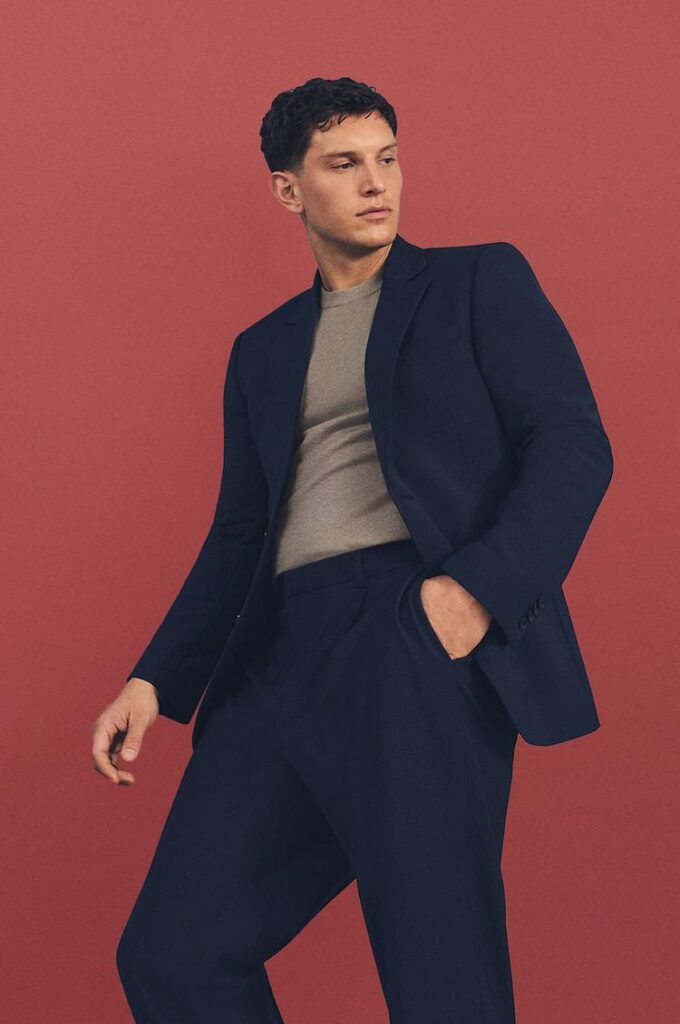 Blazer Biru tua di atas T-shirt beige