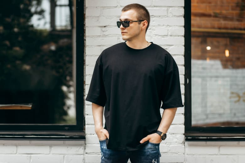 T-shirt hitam kasual dengan jeans